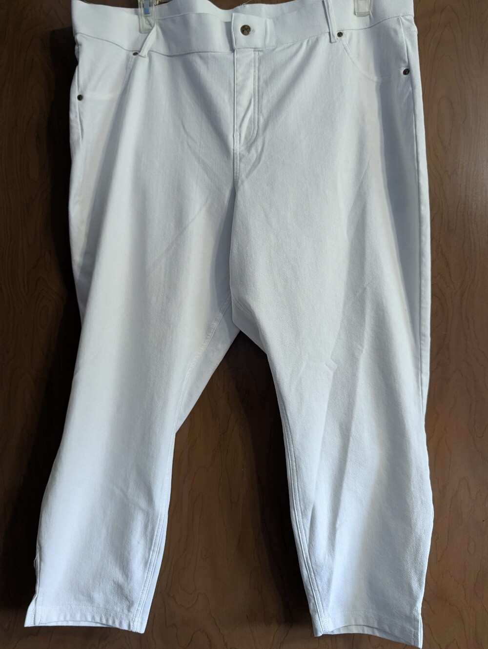 HUE White Stretch Leggings - 3X. Inseam 23".  Elastic Waist.